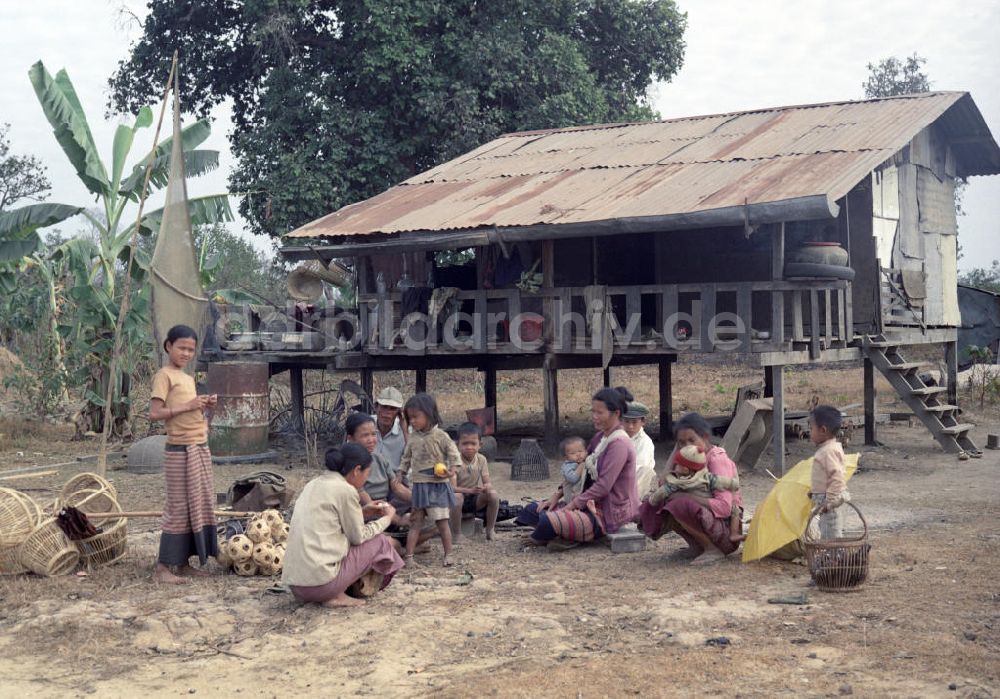 DDR-Bildarchiv: Vientiane - Laos historisch - Familie 1976