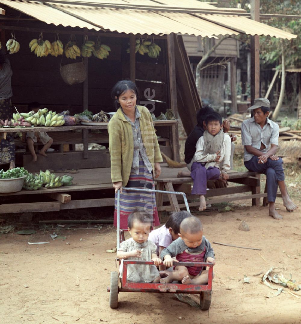 DDR-Fotoarchiv: Vientiane - Laos historisch - Familie 1976