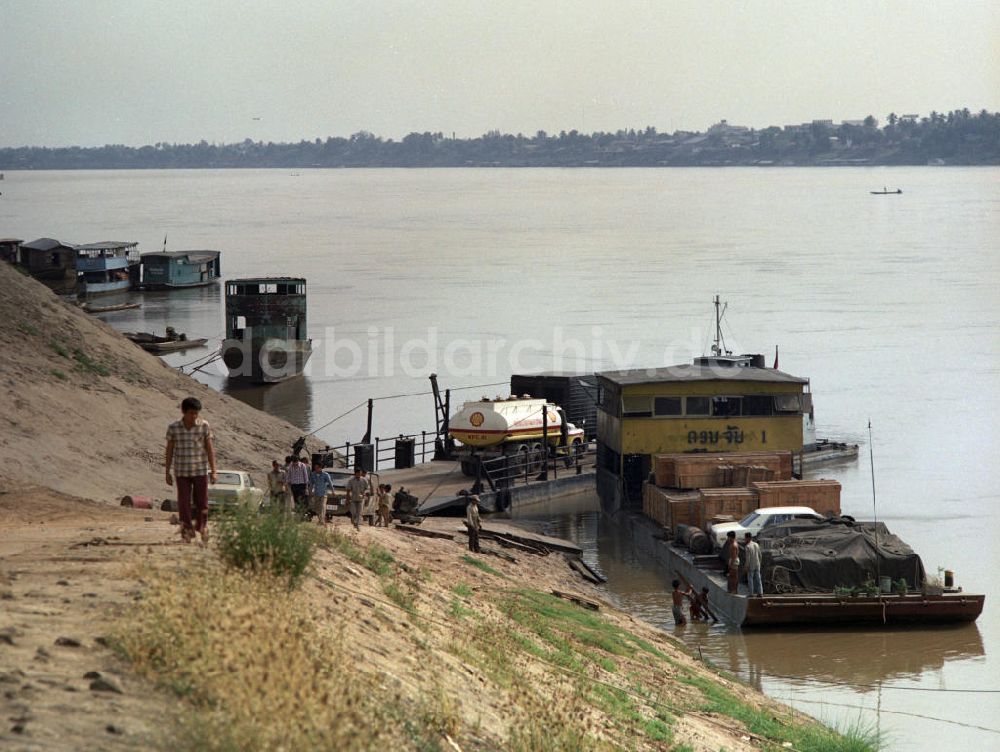 DDR-Bildarchiv: Vientiane - Laos historisch - Fähre 1977
