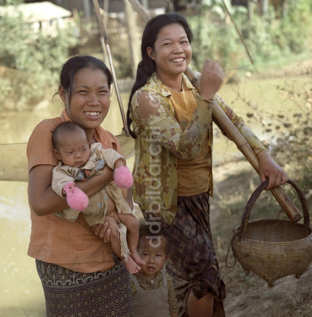 DDR-Bildarchiv: Nam Ngum - Laos historisch - Fischerinnen 1976