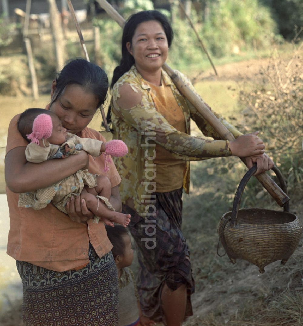 DDR-Fotoarchiv: Nam Ngum - Laos historisch - Fischerinnen 1976