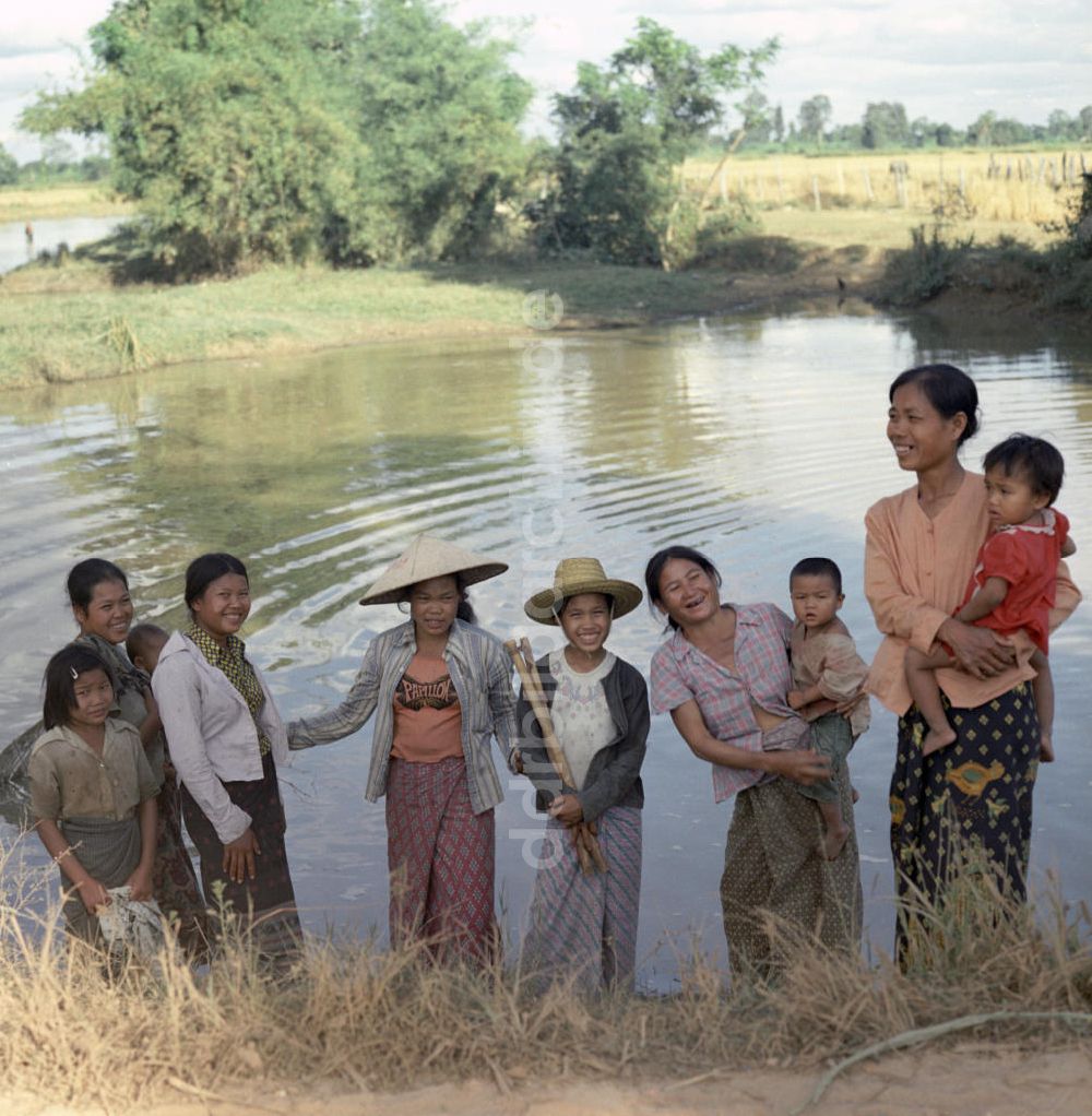 DDR-Fotoarchiv: Nam Ngum - Laos historisch - Fischerinnen 1976