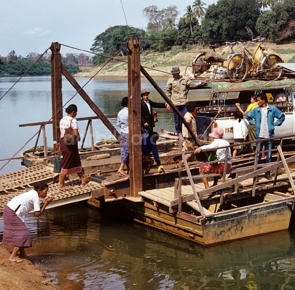 DDR-Bildarchiv: Nam Ngum - Laos historisch - Am Fluß Nam Ngum 1976