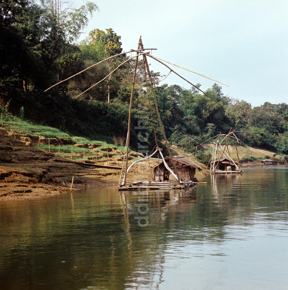 DDR-Fotoarchiv: Nam Ngum - Laos historisch - Auf dem Fluß Nam Ngum 1976
