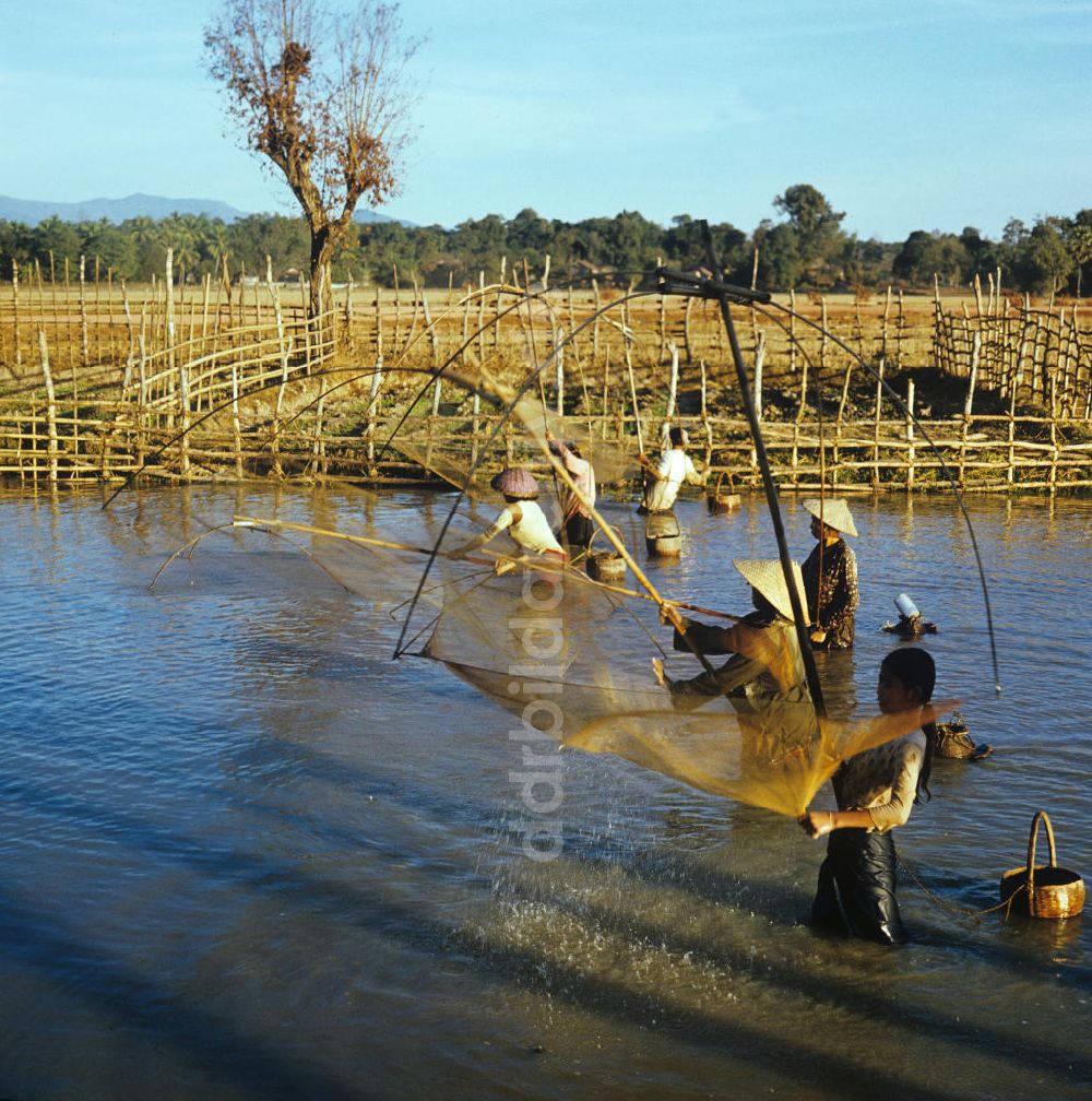 Nam Ngum: Laos historisch - Am Fluß Nam Ngum 1976