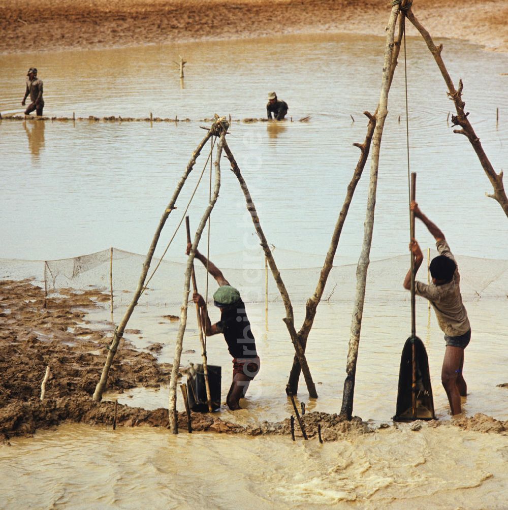 DDR-Fotoarchiv: Nam Ngum - Laos historisch - Am Fluß Nam Ngum 1976