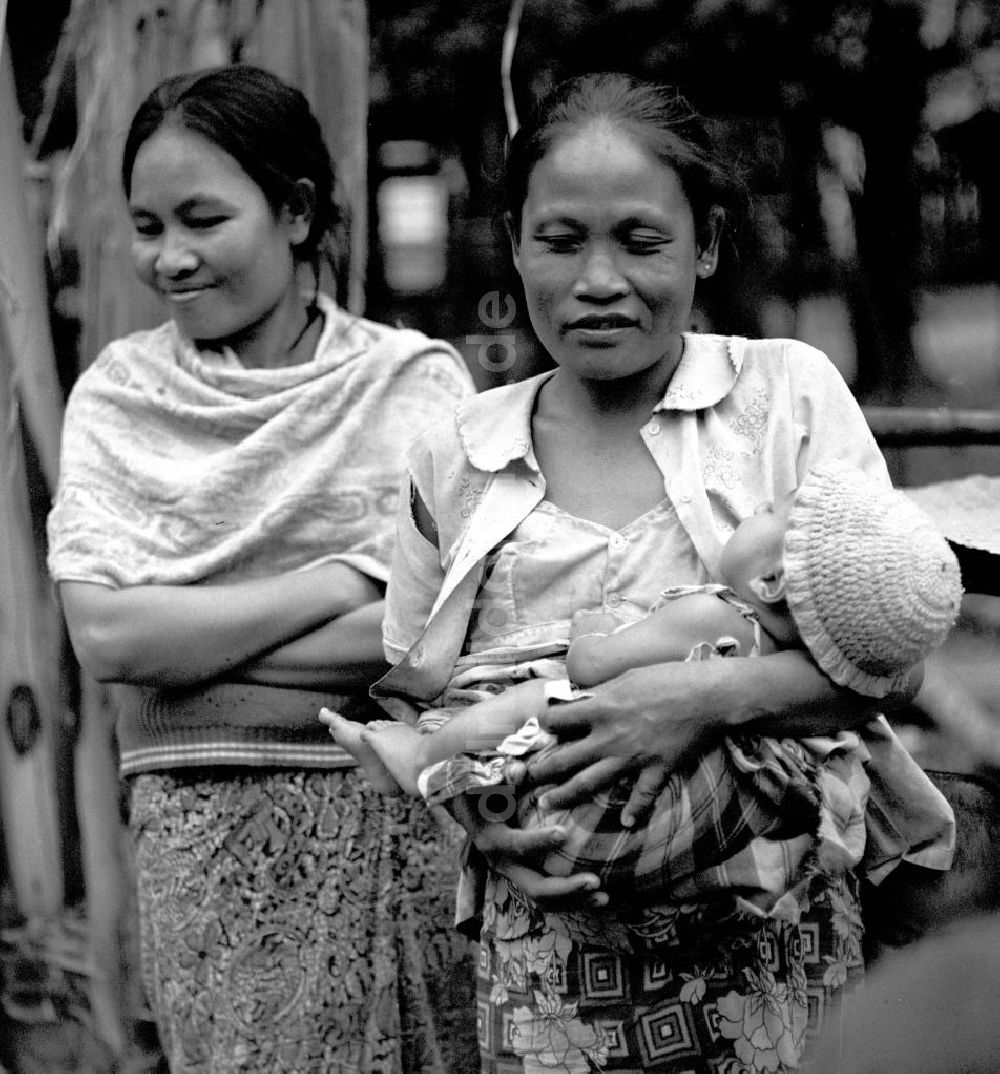 DDR-Fotoarchiv: Vientiane - Laos historisch - Frau mit Baby 1977