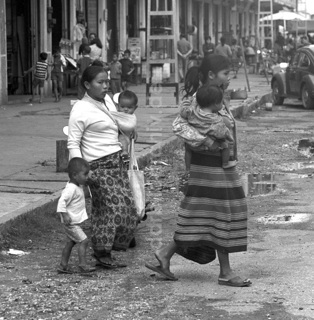 DDR-Fotoarchiv: Vientiane - Laos historisch - Frauen mit Kindern 1977