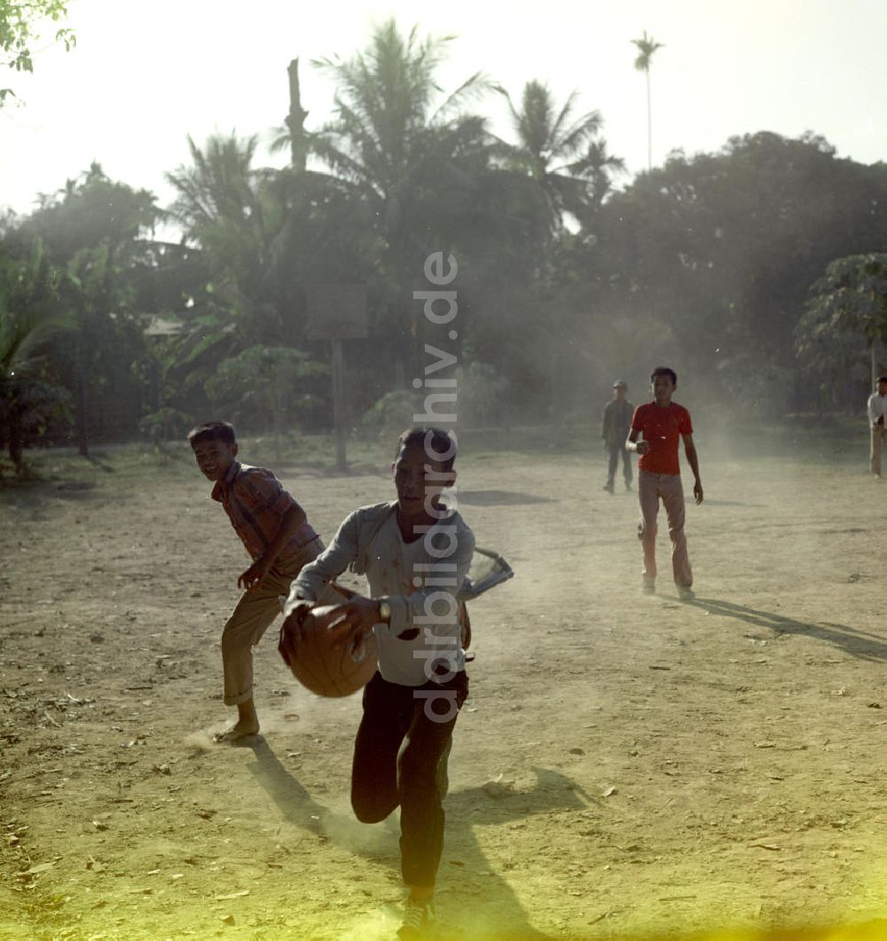 DDR-Bildarchiv: Vientiane - Laos historisch - Fußball 1976