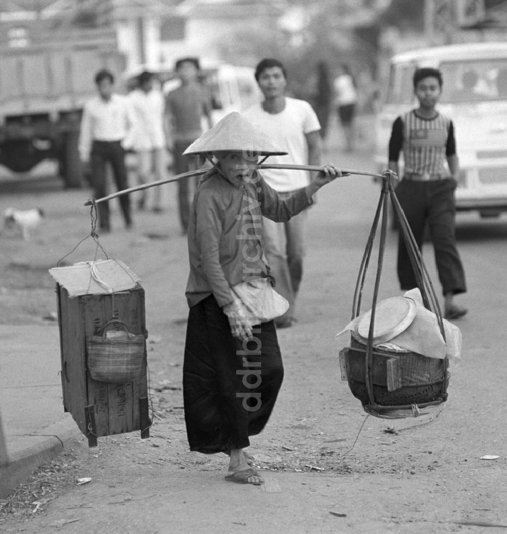 Vientiane: Laos historisch - Geschulterte Körbe 1976