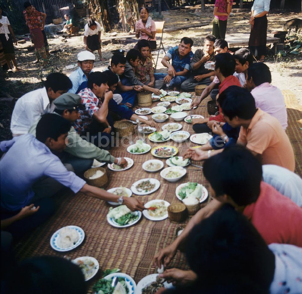 DDR-Fotoarchiv: Vientiane - Laos historisch - Hochzeit 1976
