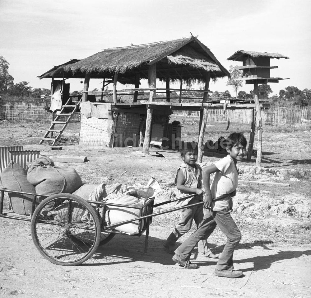 DDR-Bildarchiv: Vientiane - Laos historisch - Hütte 1976