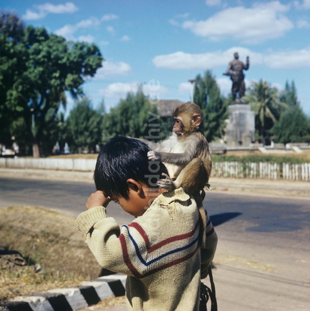 Vientiane: Laos historisch - Junge mit Affe 1977