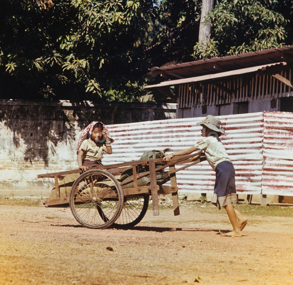 DDR-Bildarchiv: Vientiane - Laos historisch - Karren 1976