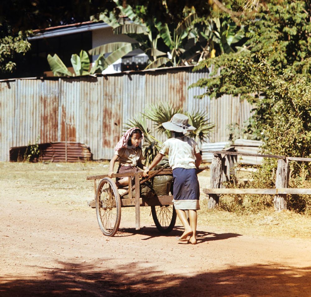 DDR-Fotoarchiv: Vientiane - Laos historisch - Karren 1976