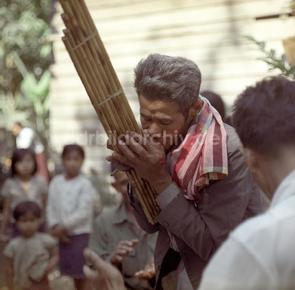 DDR-Bildarchiv: Vientiane - Laos historisch - Khaen-Spieler 1976