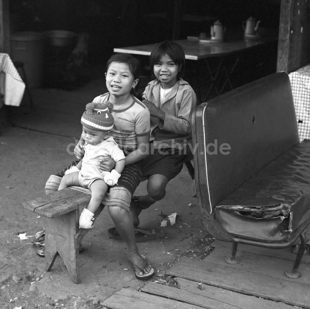 DDR-Fotoarchiv: Vientiane - Laos historisch - Kinder 1977