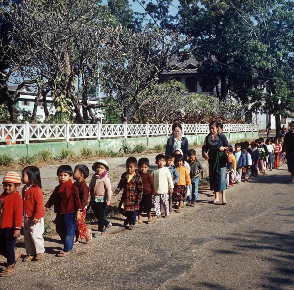 DDR-Fotoarchiv: Vientiane - Laos historisch - Kinder 1976