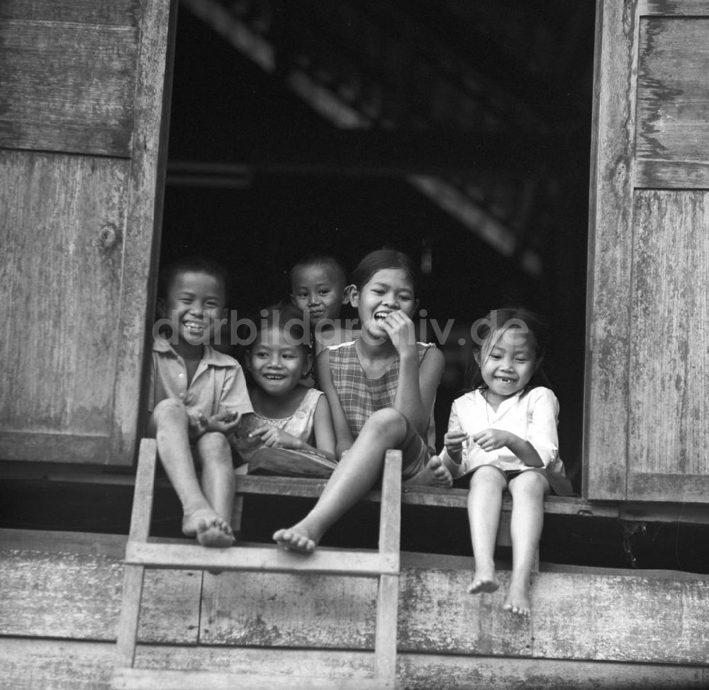 DDR-Fotoarchiv: Vientiane - Laos historisch - Kinder 1977