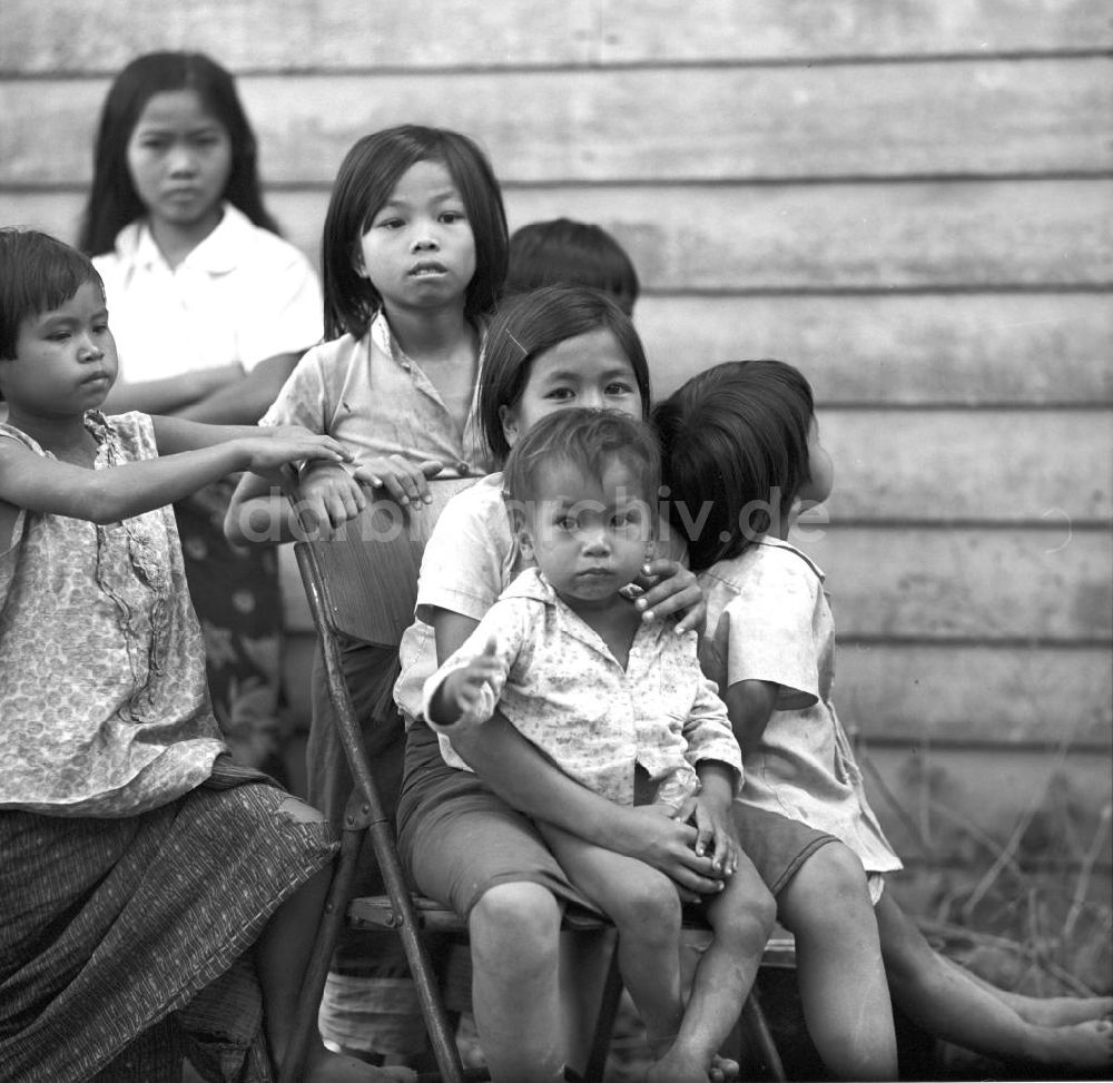 DDR-Bildarchiv: Vientiane - Laos historisch - Kinder 1977