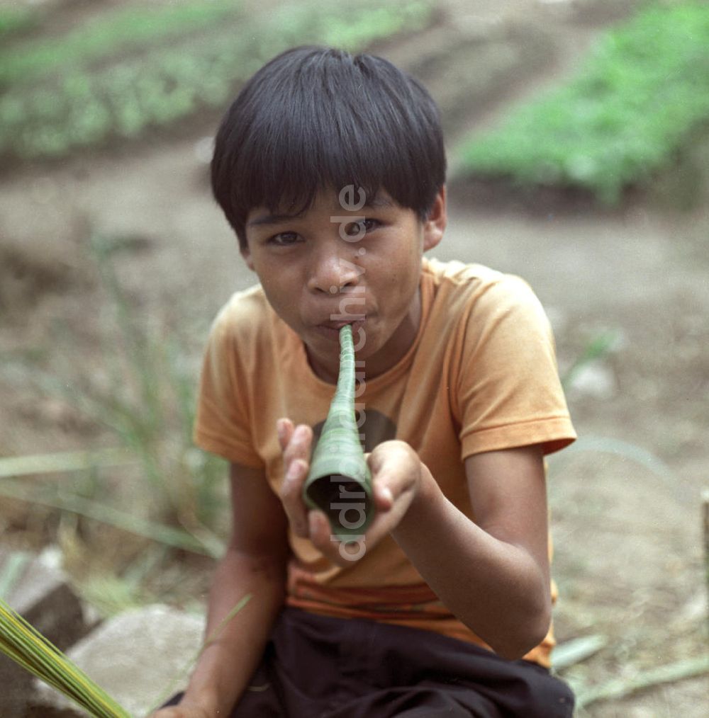 DDR-Fotoarchiv: Vientiane - Laos historisch - Kinder 1976