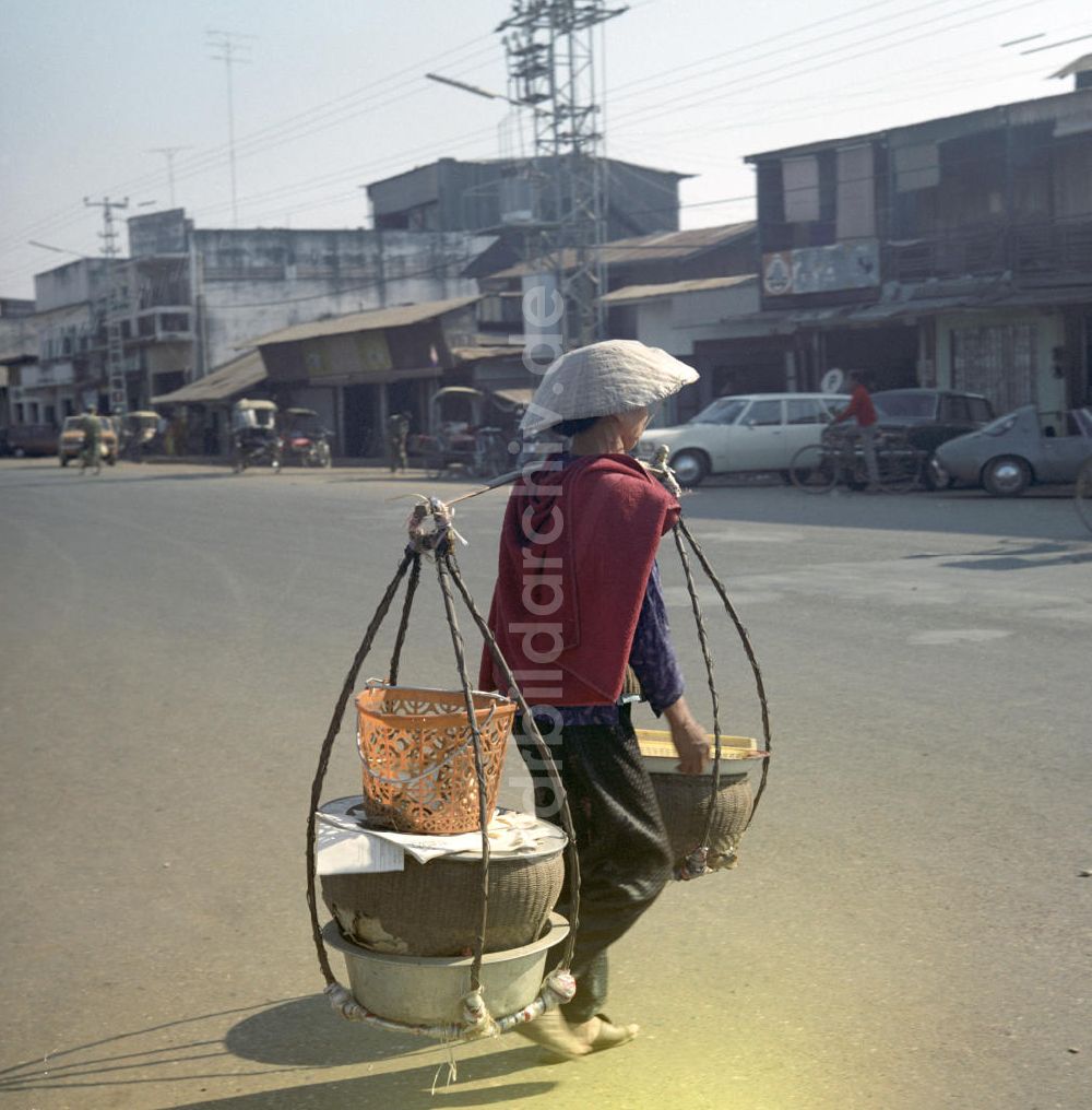 Vientiane: Laos historisch - Korbträgerin in Vientiane 1976