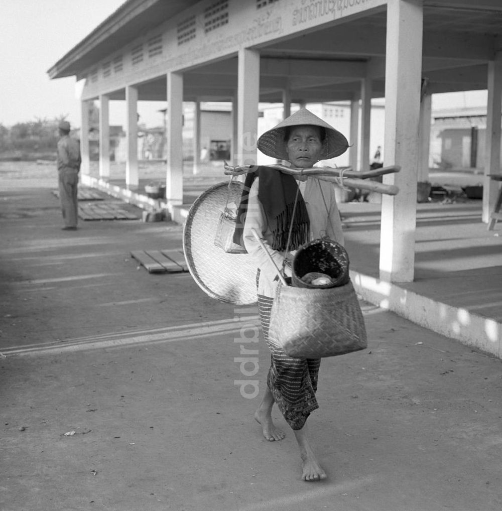 DDR-Fotoarchiv: Vientiane - Laos historisch - Korbträgerin in Vientiane 1976