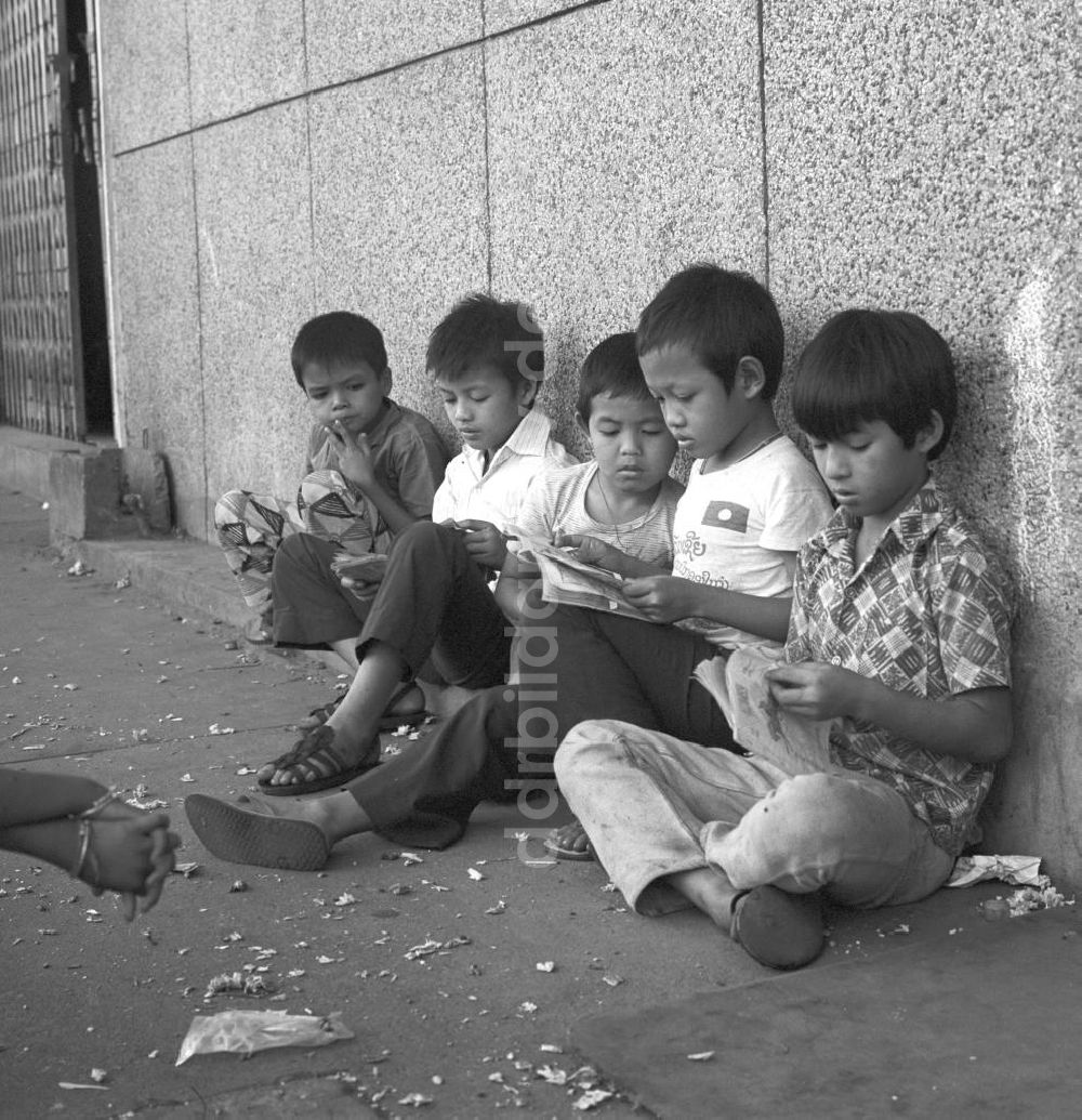 Vientiane: Laos historisch - Lesende Kinder 1977