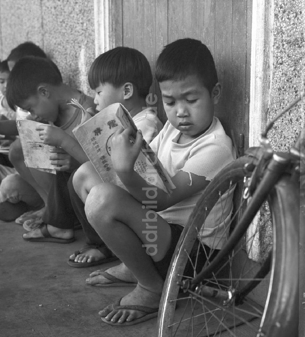 DDR-Fotoarchiv: Vientiane - Laos historisch - Lesende Kinder 1977