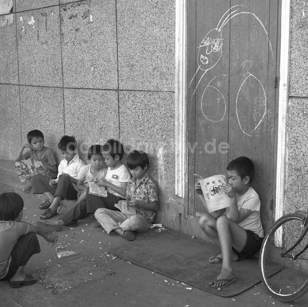 DDR-Fotoarchiv: Vientiane - Laos historisch - Lesende Kinder 1977