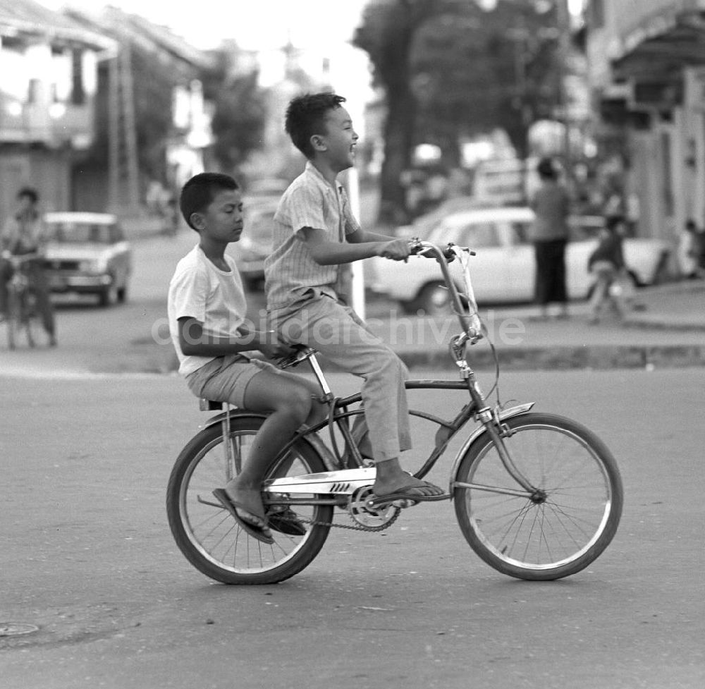 DDR-Bildarchiv: Vientiane - Laos historisch - Mädchen 1977