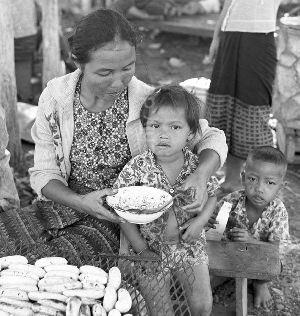DDR-Fotoarchiv: Vientiane - Laos historisch - Markt 1976