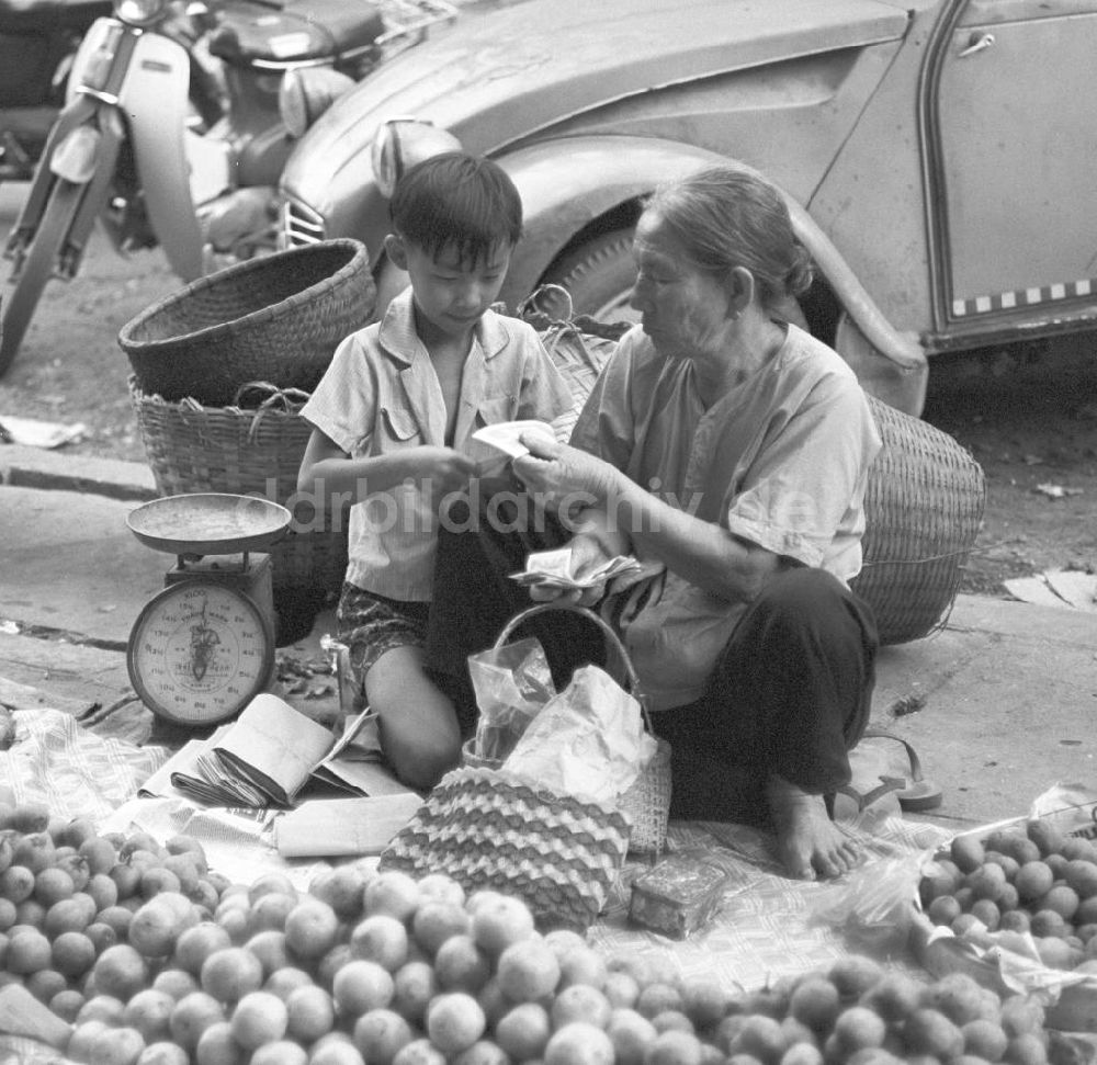 DDR-Bildarchiv: Vientiane - Laos historisch - Markt in Vientiane 1976