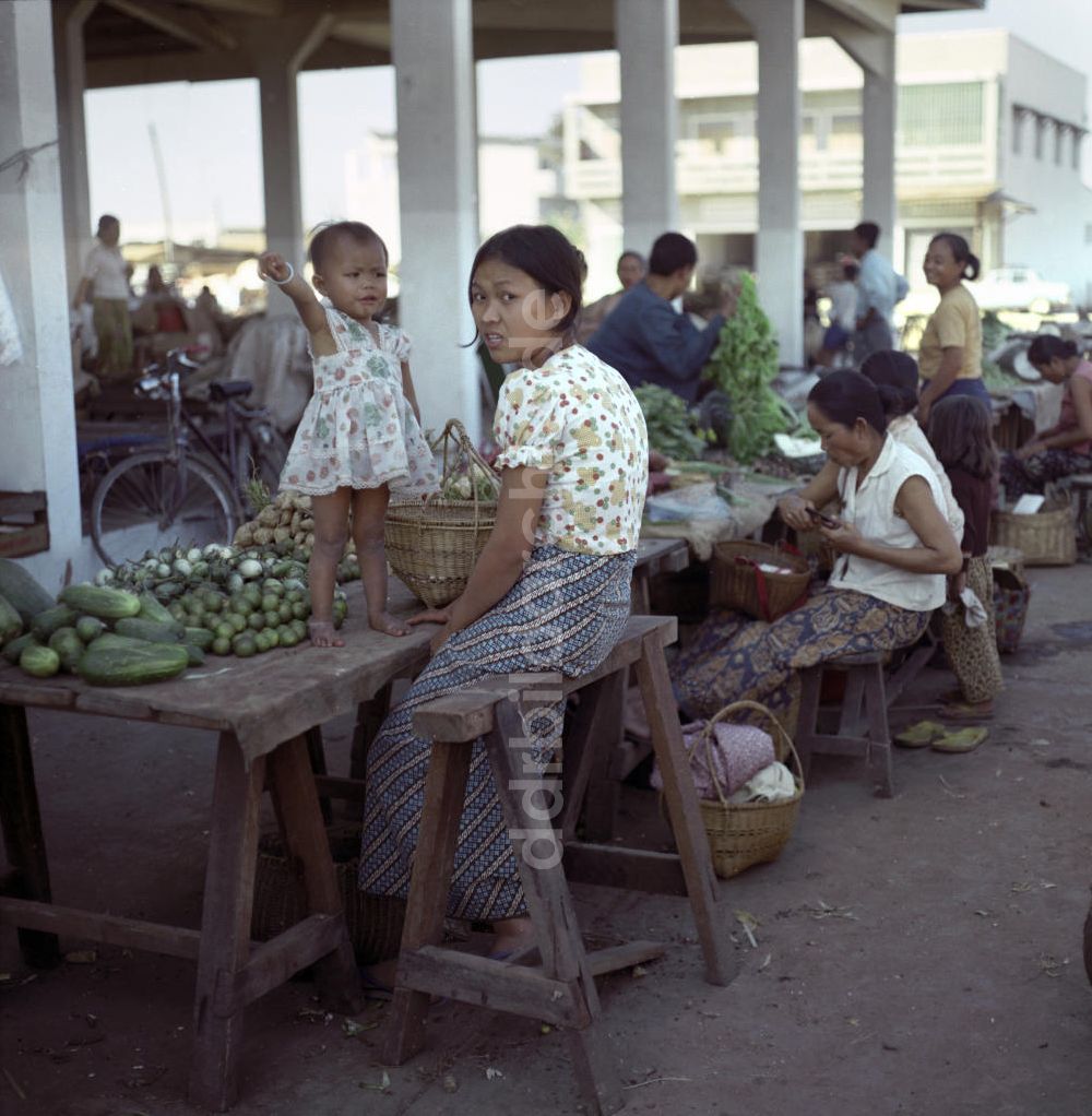 Vientiane: Laos historisch - Markt in Vientiane 1976