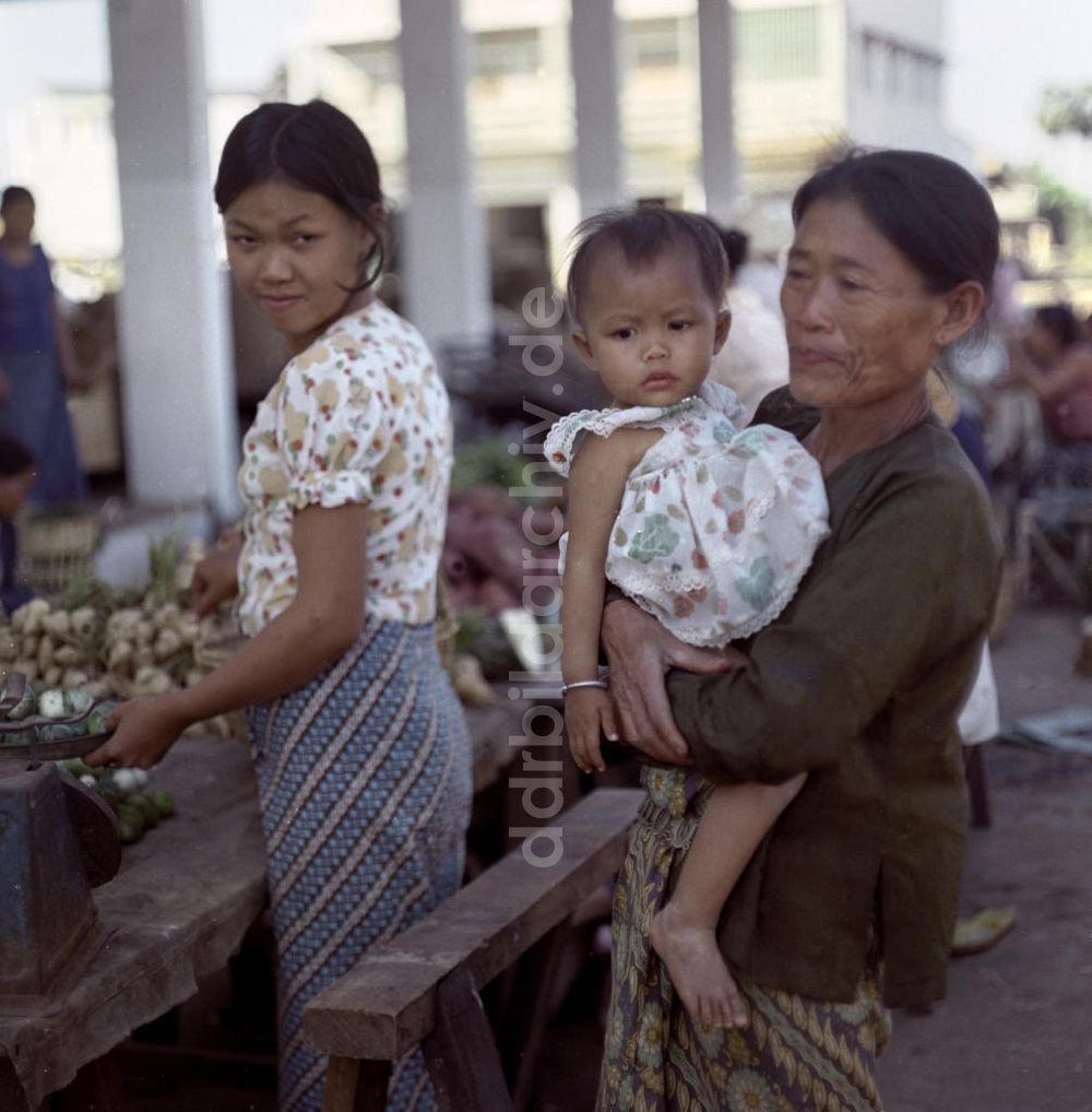 DDR-Fotoarchiv: Vientiane - Laos historisch - Markt in Vientiane 1976
