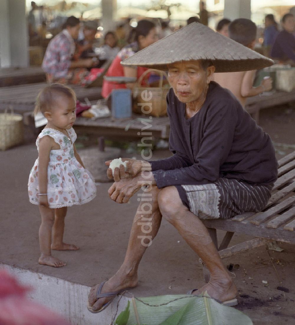 DDR-Fotoarchiv: Vientiane - Laos historisch - Markt in Vientiane 1976