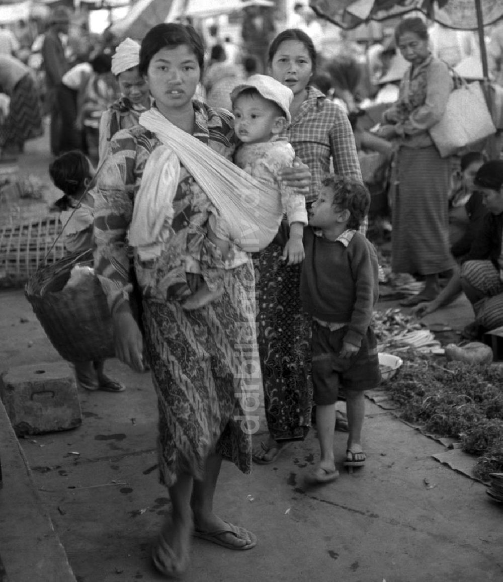 Vientiane: Laos historisch - Markt in Vientiane 1976