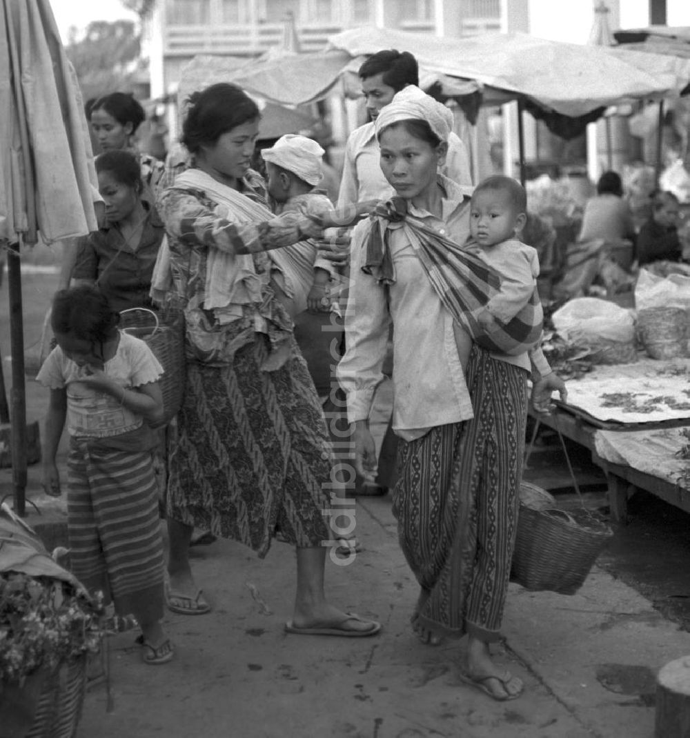DDR-Bildarchiv: Vientiane - Laos historisch - Markt in Vientiane 1976