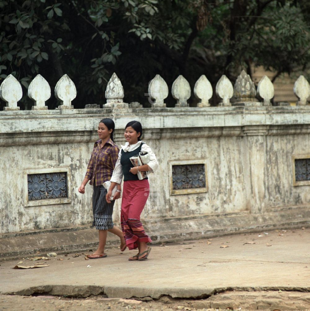 DDR-Bildarchiv: Vientiane - Laos historisch - Mädchen 1976
