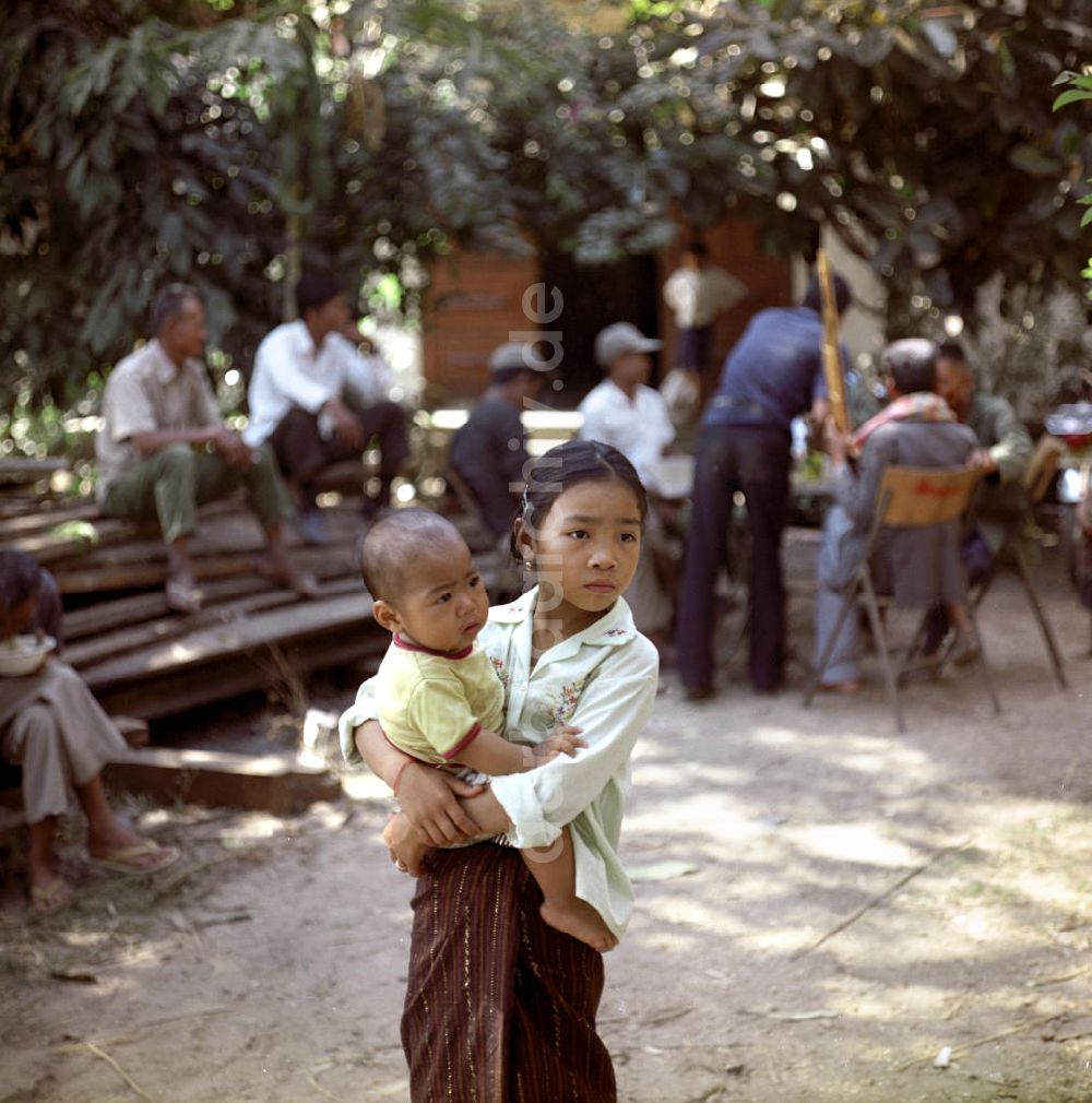 Vientiane: Laos historisch - Mädchen mit Baby 1976