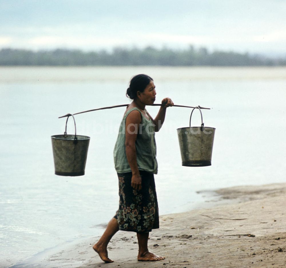 DDR-Fotoarchiv: Ang Nam Ngum - Laos historisch - Am Mekong 1976