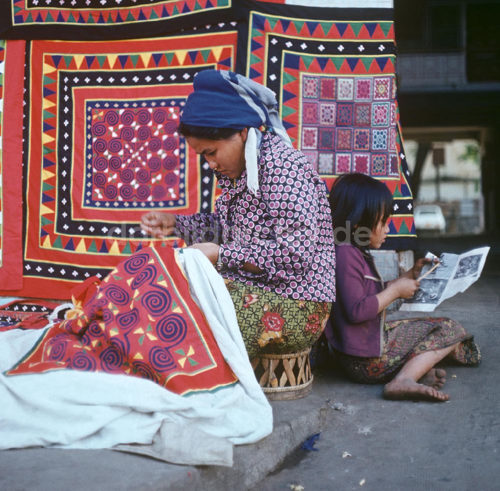 DDR-Bildarchiv: Vientiane - Laos historisch - Meos verkaufen Decken 1976