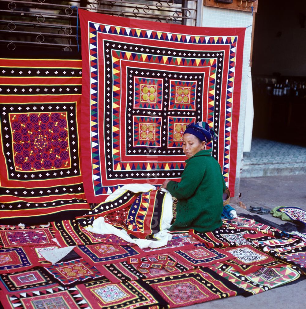 DDR-Fotoarchiv: Vientiane - Laos historisch - Meos verkaufen Decken 1976