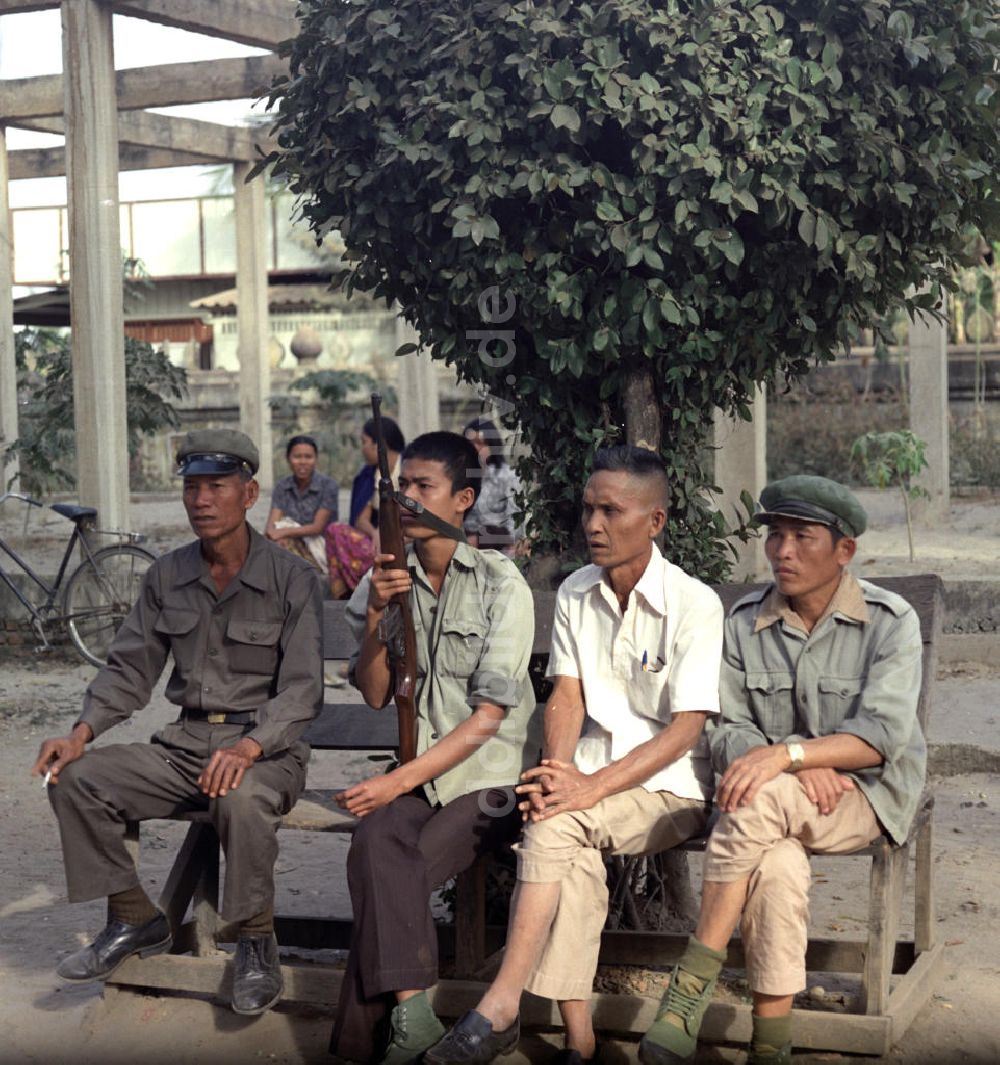 DDR-Fotoarchiv: Vientiane - Laos historisch - Milizionäre 1976