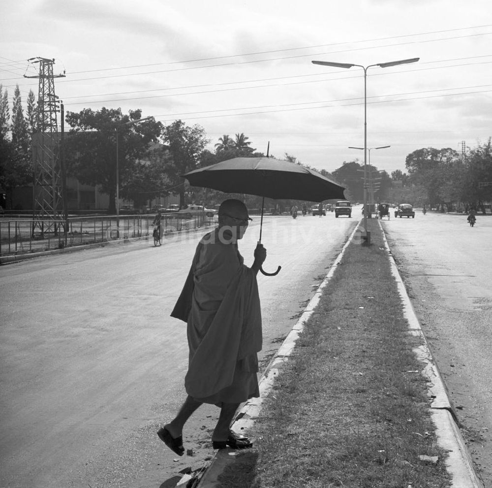DDR-Fotoarchiv: Vientiane - Laos historisch - Mönch 1977