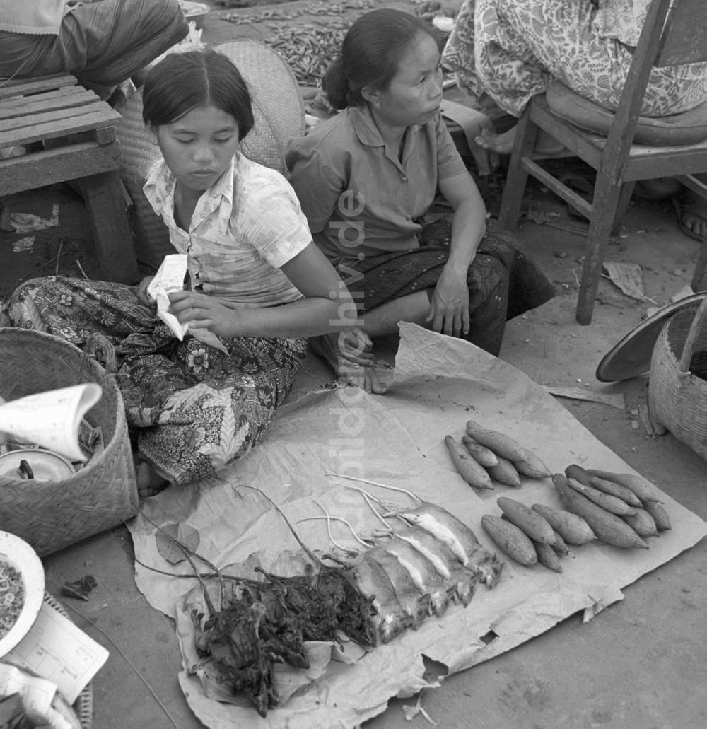 DDR-Fotoarchiv: Vientiane - Laos historisch - Rattenfleisch 1976