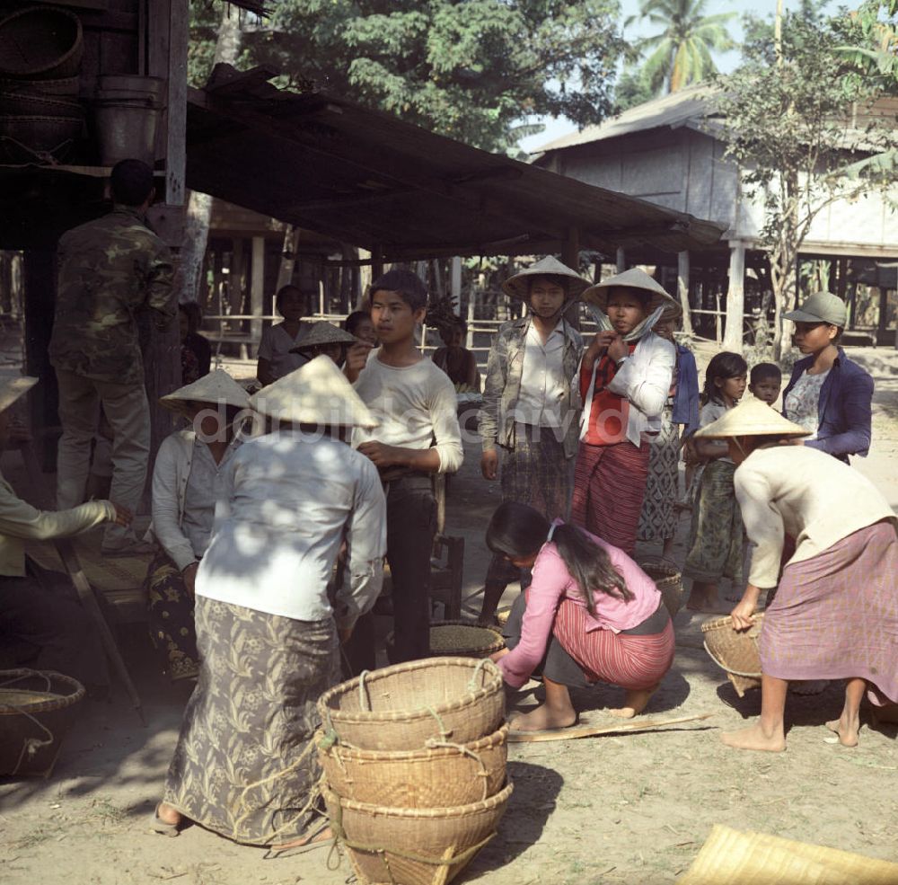 Vientiane: Laos historisch - Reisablieferungsstelle 1976