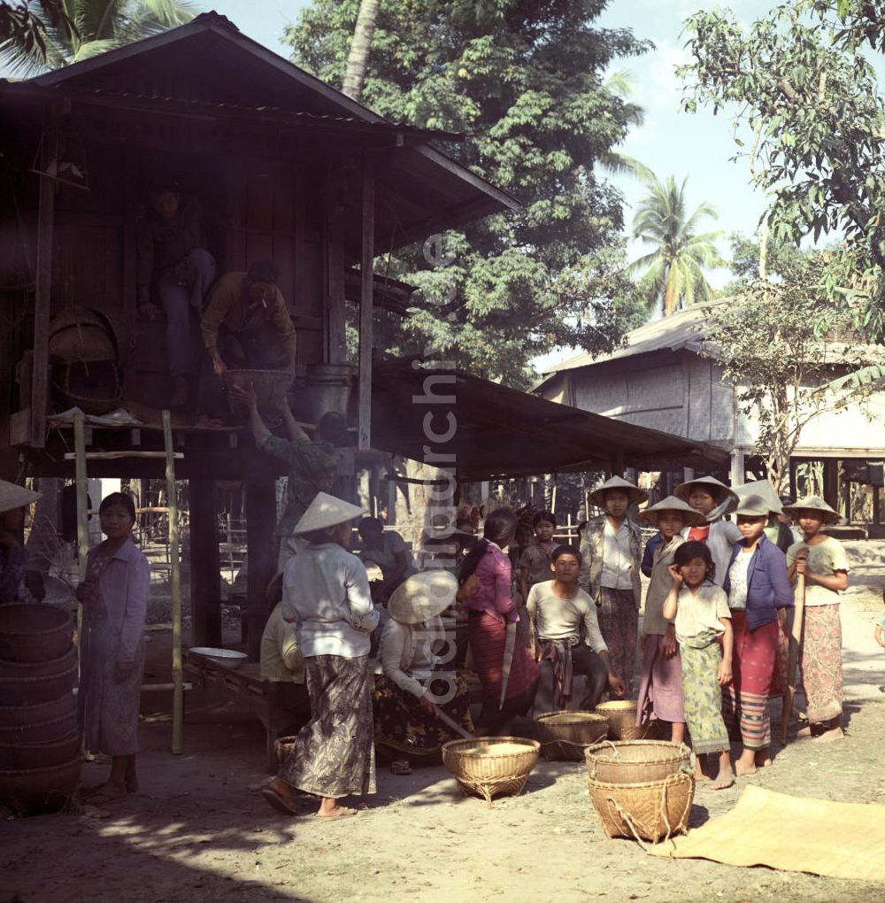 DDR-Bildarchiv: Vientiane - Laos historisch - Reisablieferungsstelle 1976