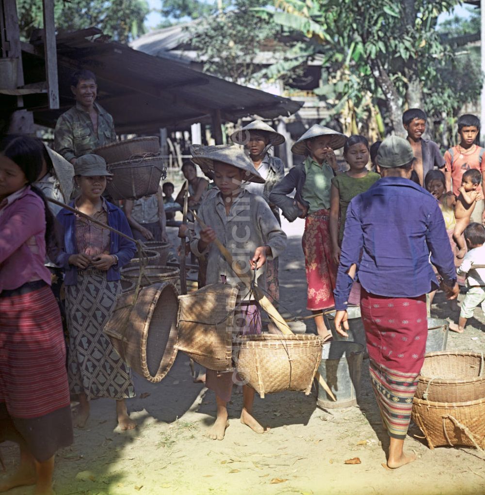 Vientiane: Laos historisch - Reisablieferungsstelle 1976