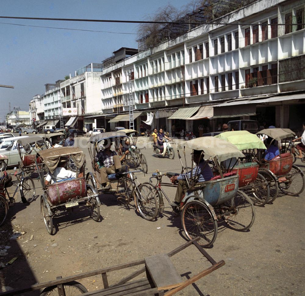 DDR-Fotoarchiv: Vientiane - Laos historisch - Rikscha 1976